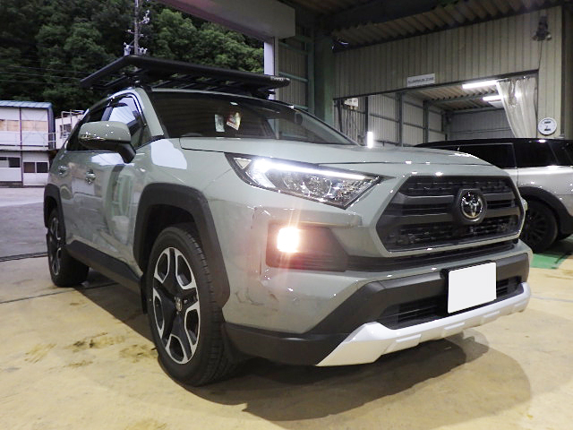 トヨタ RAV4のフロント回りの修理(自動車保険利用)