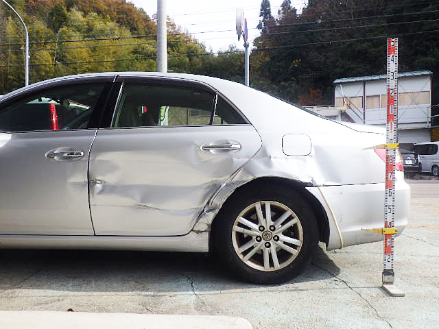 トヨタ マークXの左側面の修理(自動車保険利用)